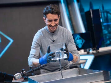 Bolas al rojo vivo: Marron experimenta con los efectos de la fusi&oacute;n fr&iacute;a... &iexcl;y crea bolomitas!