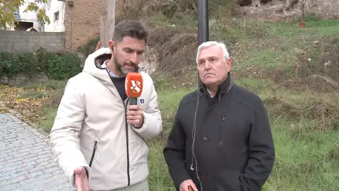 Vecino del joven fallecido al intentar entrar en casa por la chimenea: "No sabemos por qué no tocó la puerta, estaba el padre dentro" Vecino del joven fallecido al intentar entrar en casa por la chimenea: "No sabemos por qué no tocó la puerta, estaba el padre dentro"