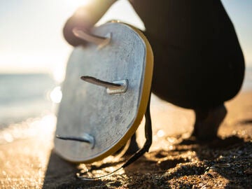 Un surfista en la playa