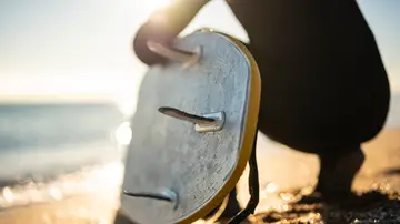 Un surfista en la playa Un surfista en la playa