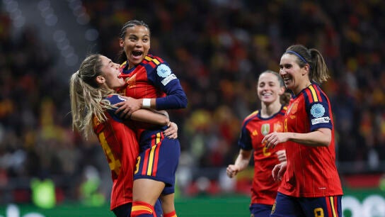 Vicky L&oacute;pez celebra su golazo a Alemania en la final de la Nations