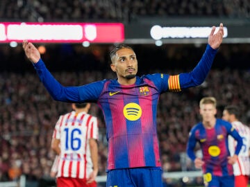Raphinha celebra su gol al Atlético en el Camp Nou