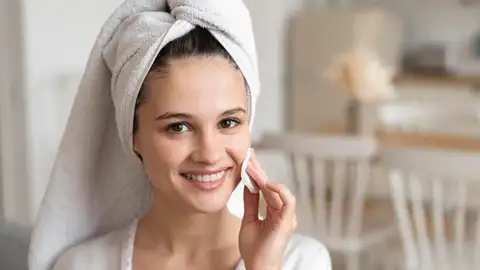 Limpiar el rostro con agua micelar Limpiar el rostro con agua micelar