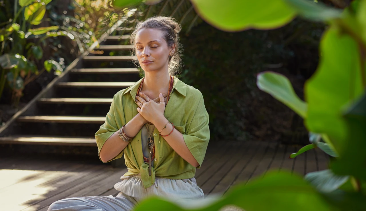 Mujer meditando en un retiro