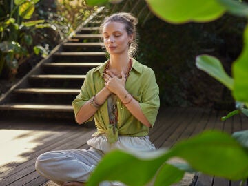 Mujer meditando en un retiro