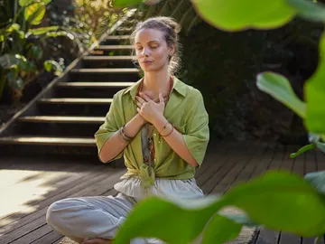 Mujer meditando en un retiro Mujer meditando en un retiro
