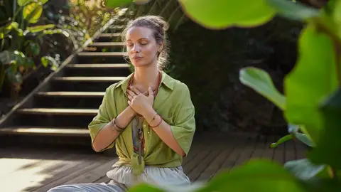Mujer meditando en un retiro Mujer meditando en un retiro