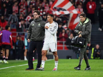 Trent Alexander-Arnold, en el momento de marcharse lesionado en San Mamés