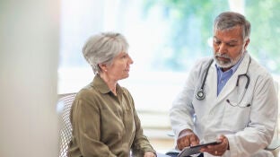 Un m&eacute;dico atendiendo a una paciente