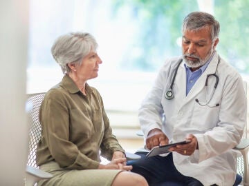 Un médico atendiendo a una paciente