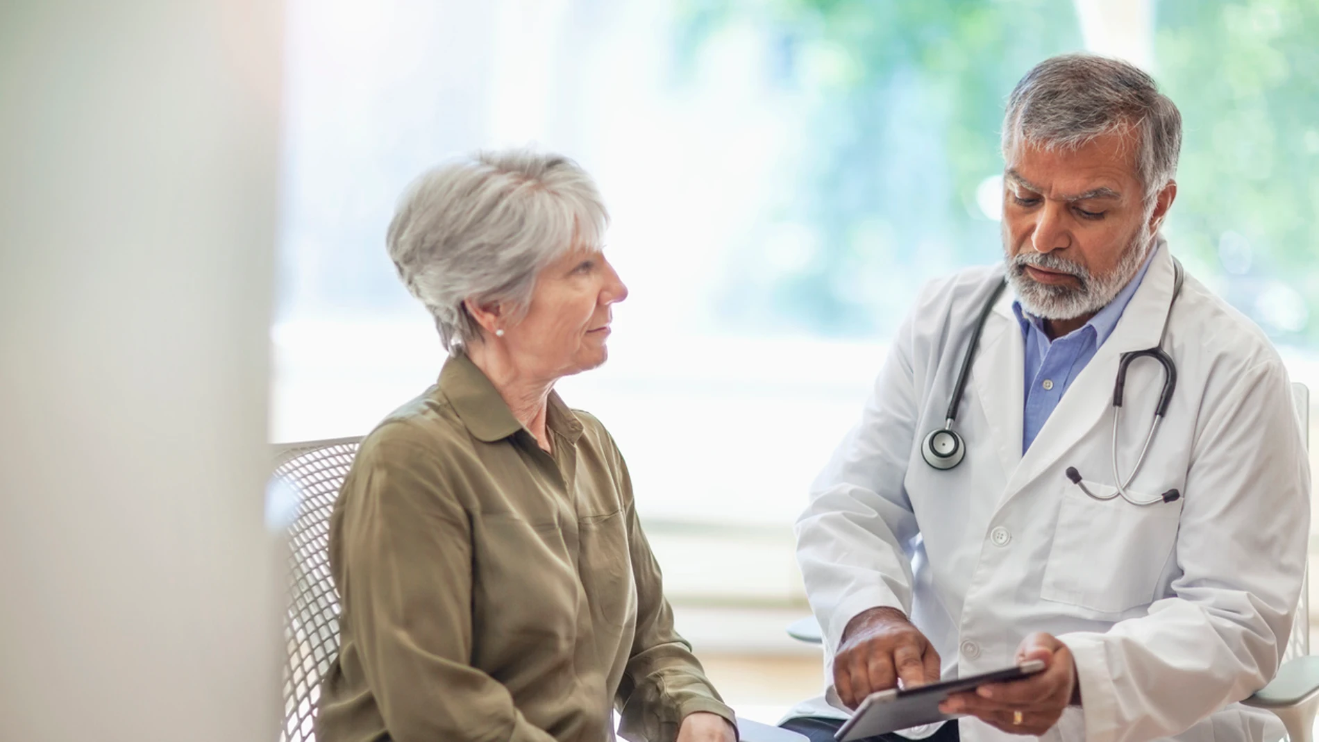 Un médico atendiendo a una paciente Un médico atendiendo a una paciente