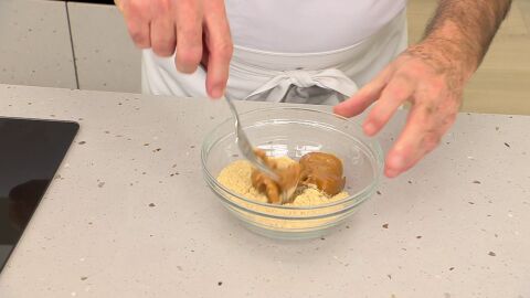 Ponlas en un bol, añade el dulce de leche y mezcla bien