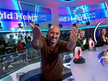 Alain Hernández sorprende con sus pasos de bailarín en Pasapalabra Alain Hernández sorprende con sus pasos de bailarín en Pasapalabra