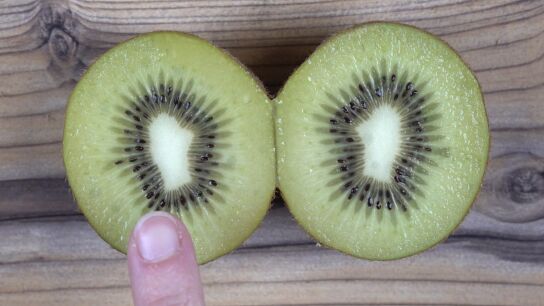 Lo est&aacute;s haciendo mal: el kiwi tambi&eacute;n se lava aunque lo peles