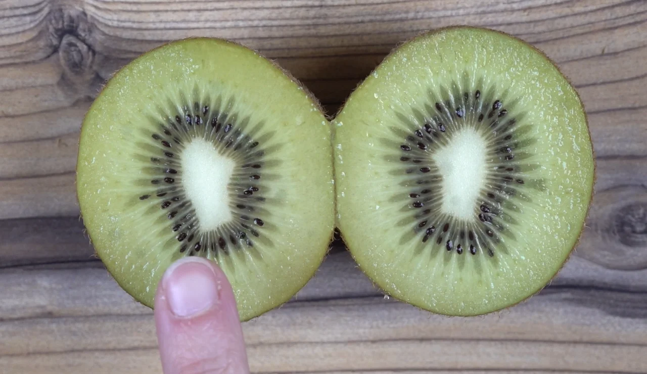 Lo estás haciendo mal: el kiwi también se lava aunque lo peles