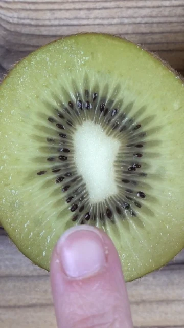 Lo estás haciendo mal: el kiwi también se lava aunque lo peles