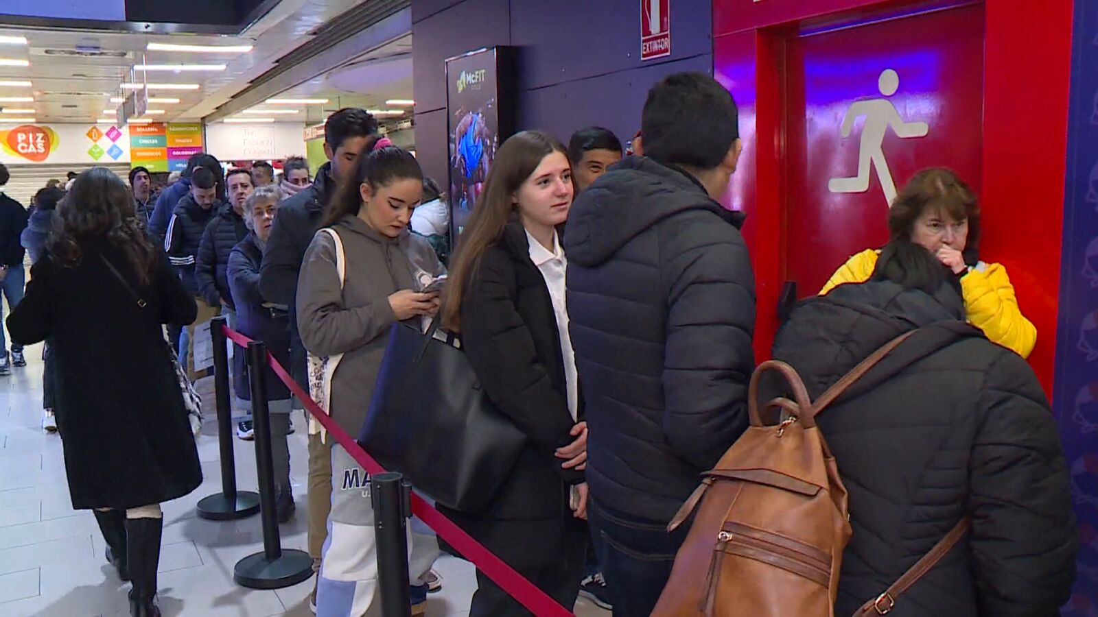 La interminable cola de La Chulapa de Moncloa: por qué miles de madrileños acuden en busca de suerte para la Lotería de Navidad