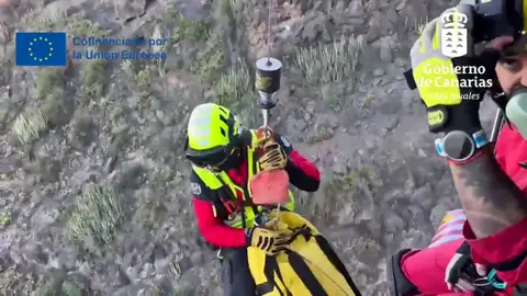 Diez horas para rescatar a un parapentista que cayó al fondo de un barranco en Tenerife Diez horas para rescatar a un parapentista que cayó al fondo de un barranco en Tenerife