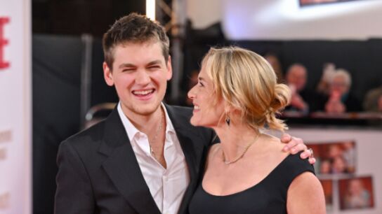 Kate Winslet y su hijo Joe Anders