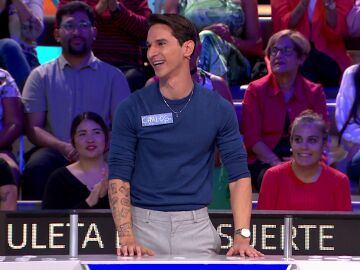 Carlos ense&ntilde;a un pasaporte muy fuera de lo com&uacute;n en La ruleta de la suerte