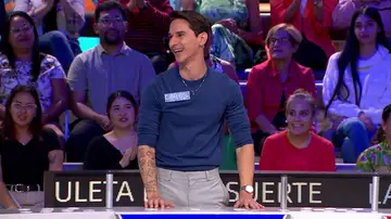 Carlos enseña un pasaporte muy fuera de lo común en La ruleta de la suerte Carlos enseña un pasaporte muy fuera de lo común en La ruleta de la suerte