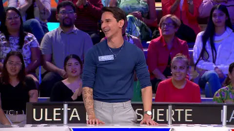 Carlos enseña un pasaporte muy fuera de lo común en La ruleta de la suerte Carlos enseña un pasaporte muy fuera de lo común en La ruleta de la suerte