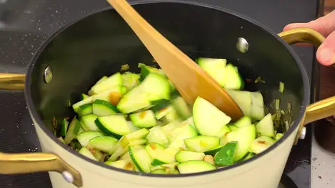 Lava el calabacín, córtalo en cuartos de luna y agrégalo Lava el calabacín, córtalo en cuartos de luna y agrégalo