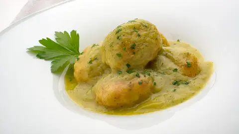 Receta de albóndigas de pollo con salsa de calabacín, de Arguiñano: "Los pequeños pueden participar en la elaboración" Receta de albóndigas de pollo con salsa de calabacín, de Arguiñano: "Los pequeños pueden participar en la elaboración"