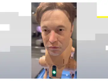 Perro robot con la cara de Elon Musk expuesto en el Art Basel de Miami Perro robot con la cara de Elon Musk expuesto en el Art Basel de Miami