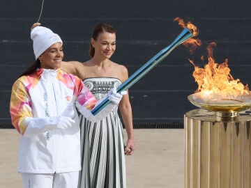Eleni Xenaki enciende el pebetero con la llama olímpica en el Estadio Panathinaikó