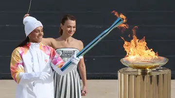 Eleni Xenaki enciende el pebetero con la llama olímpica en el Estadio Panathinaikó Eleni Xenaki enciende el pebetero con la llama olímpica en el Estadio Panathinaikó