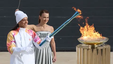 Eleni Xenaki enciende el pebetero con la llama olímpica en el Estadio Panathinaikó Eleni Xenaki enciende el pebetero con la llama olímpica en el Estadio Panathinaikó