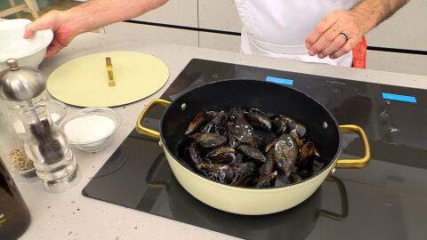 Introduce los mejillones