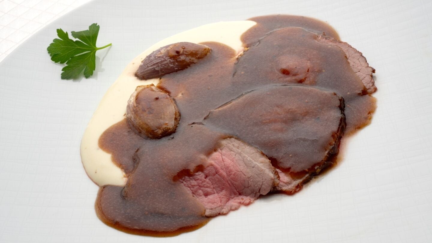 Roast beef con salsa de mostaza y chalotas, de Joseba Argui&ntilde;ano