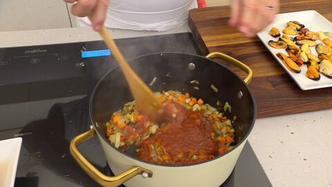 Añade la salsa de tomate y mezcla bien
