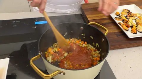 Añade la salsa de tomate y mezcla bien Añade la salsa de tomate y mezcla bien