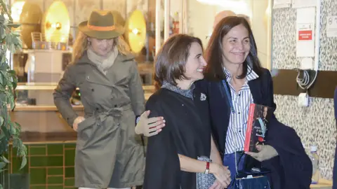 Inés Sastre junto a Laurence Debray y la Infanta Elena de fondo, tras la firma de libros de Reconciliación Inés Sastre junto a Laurence Debray y la Infanta Elena de fondo, tras la firma de libros de Reconciliación
