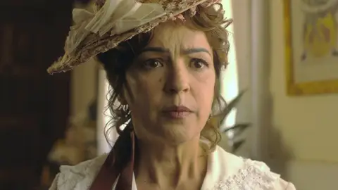 “Tú tienes una hija, pero tardarás en conocerla”: las palabras de la santera desconciertan a doña Inés “Tú tienes una hija, pero tardarás en conocerla”: las palabras de la santera desconciertan a doña Inés