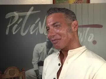 Pitingo atendiendo a la prensa Pitingo atendiendo a la prensa