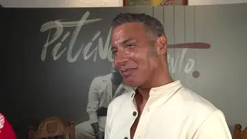 Pitingo atendiendo a la prensa Pitingo atendiendo a la prensa