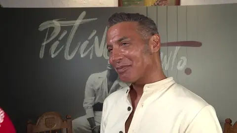 Pitingo atendiendo a la prensa Pitingo atendiendo a la prensa