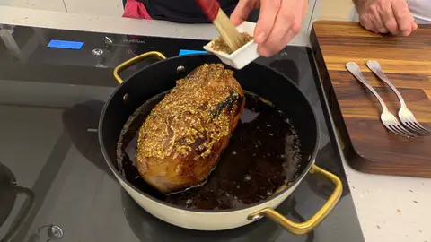 Unta la carne con la mostaza Unta la carne con la mostaza