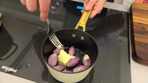 Agrega las chalotas, sazónalas y confítalas Agrega las chalotas, sazónalas y confítalas