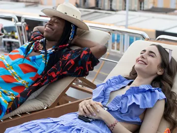 Lily Collins y Jeremy O. Harris como Emily y Grégory en Emily in Paris Lily Collins y Jeremy O. Harris como Emily y Grégory en Emily in Paris