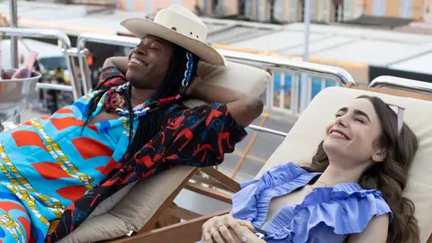 Lily Collins y Jeremy O. Harris como Emily y Grégory en Emily in Paris Lily Collins y Jeremy O. Harris como Emily y Grégory en Emily in Paris