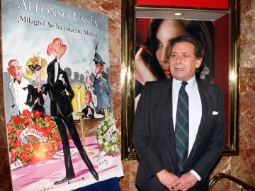 El escritor Alfonso Uss&iacute;a durante la presentaci&oacute;n en Madrid de uno de sus libros