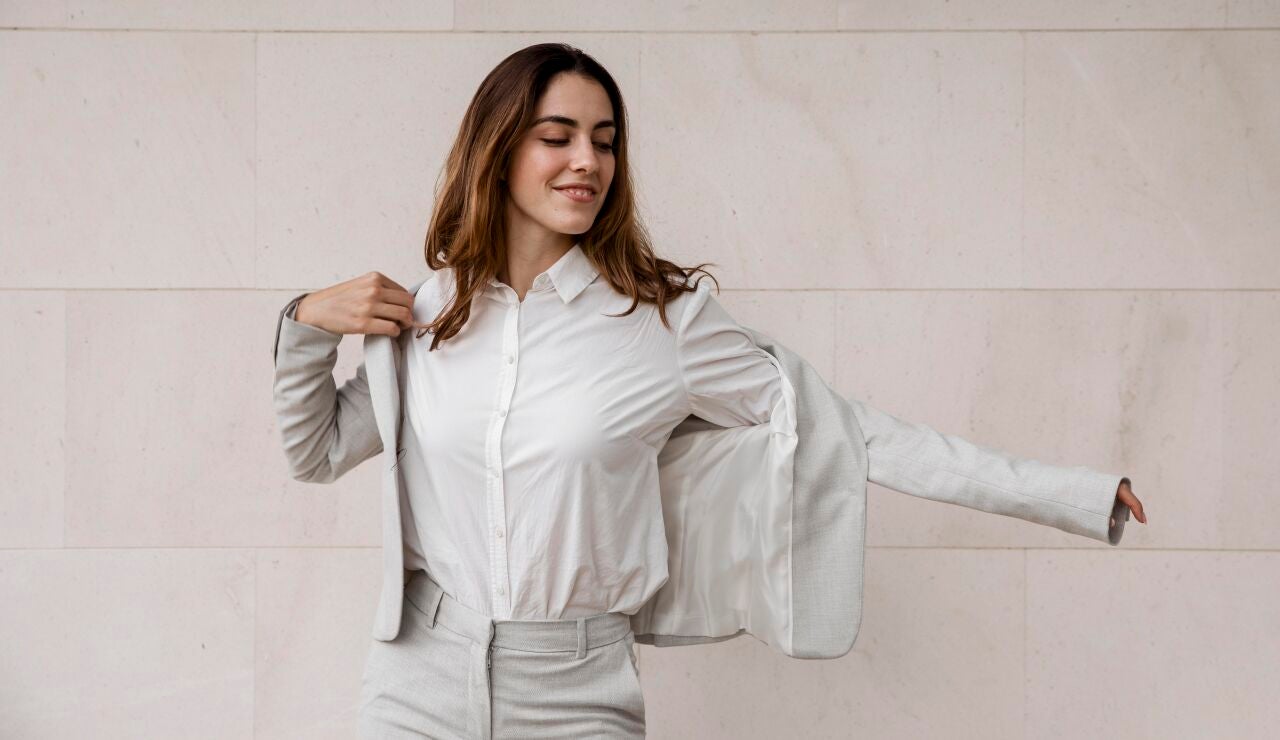 Mujer vestida de blanco