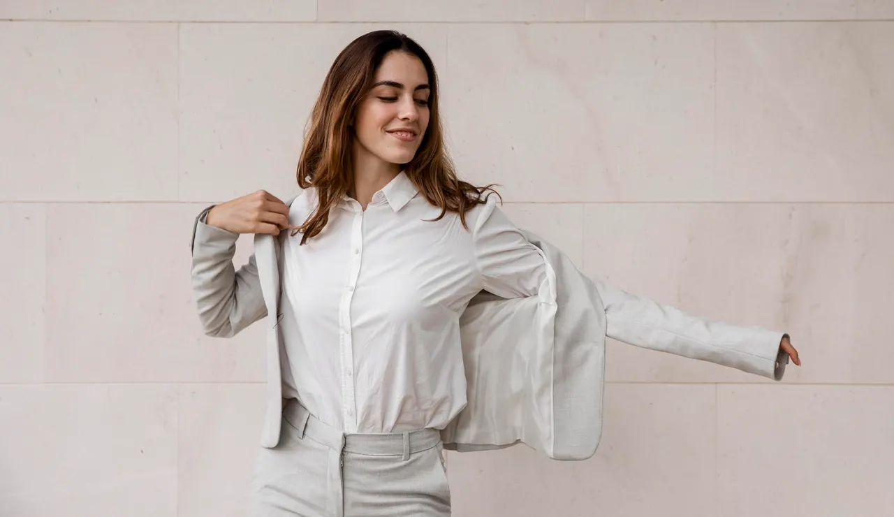 Mujer vestida de blanco