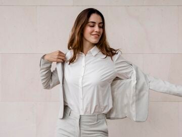 Mujer vestida de blanco