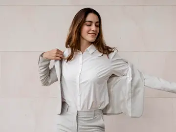 Mujer vestida de blanco Mujer vestida de blanco